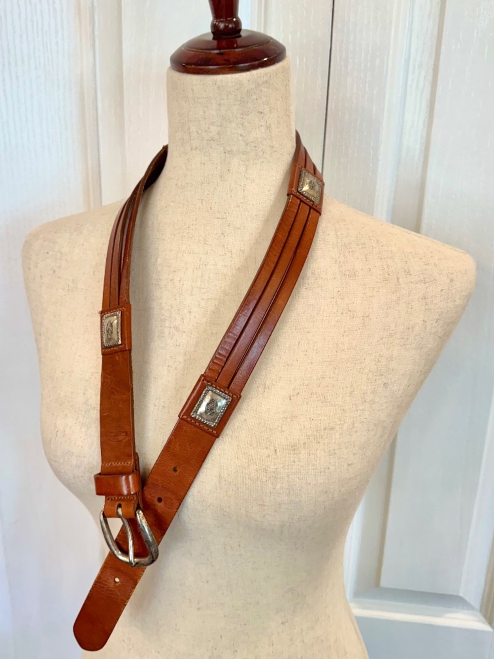 Vintage Woman's Size 30" Med Fossil leather Belt Leather & Antiqued Silver Metal